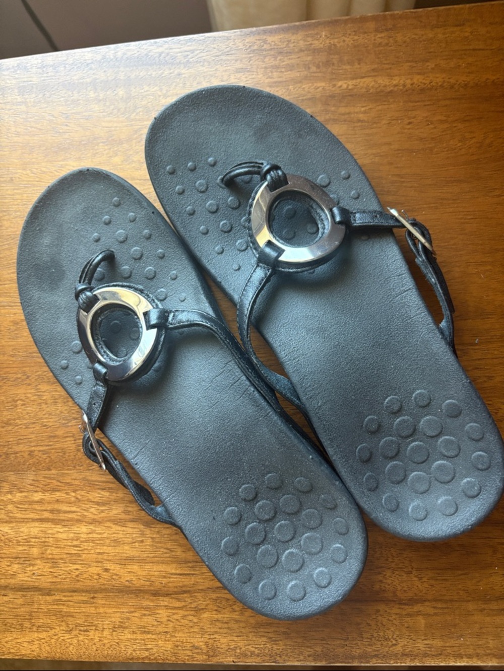 Vionic Black Leather Circle-Accent Toe-Post Sandals
